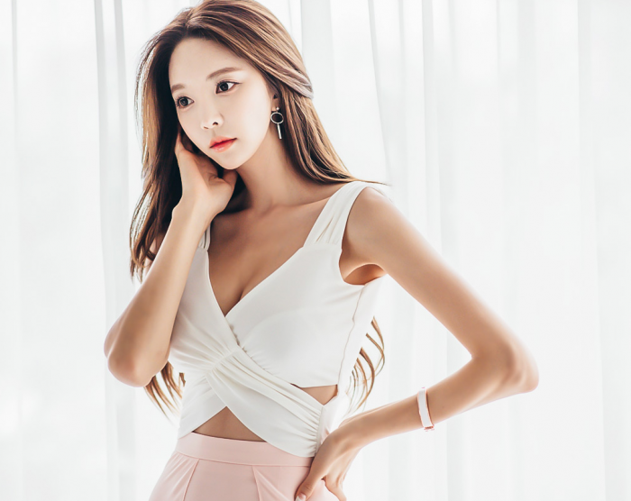 Ngắm người đẹp Park SooYeon khoe sắc trong 4 bộ váy đầy mê hoặc