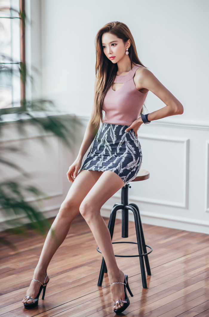 Ngắm người đẹp Park SooYeon khoe sắc trong 4 bộ váy đầy mê hoặc