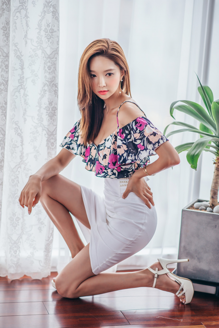 Ngắm người đẹp Park SooYeon khoe sắc trong 4 bộ váy đầy mê hoặc