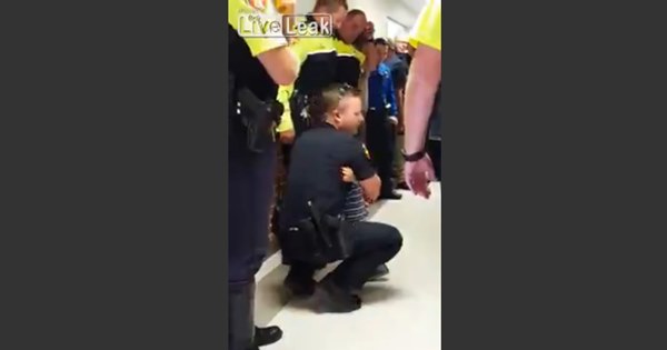 clip cảnh sát khích lệ tinh thần cậu bé mồ côi cha