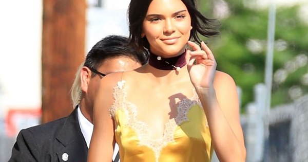 Kendall Jenner thả rông ngực