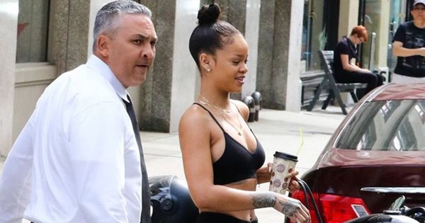 Rihanna mặc áo lót ra đường