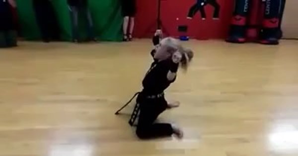 bé gái 9 tuổi biểu diễn võ thuật