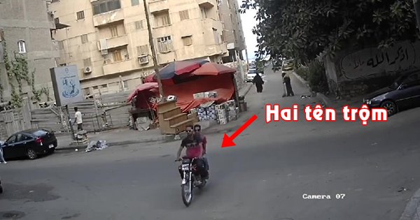 hai tên trộm cắp đi xe máy