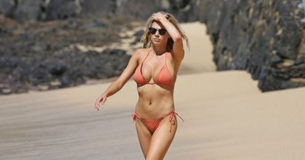 Charlotte McKinney nóng bỏng với bikini