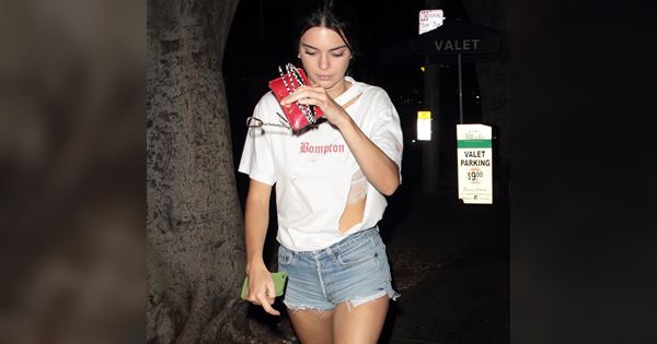 Kendall Jenner sexy với shorts denim