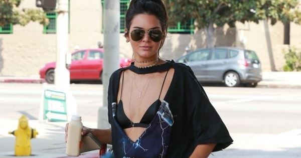 Kendall Jenner phanh áo khoe ngực