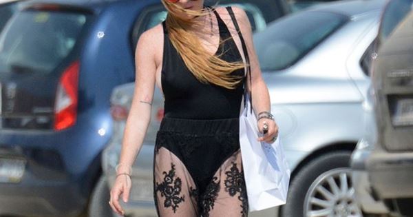 Lindsay Lohan khoe hàng sexy