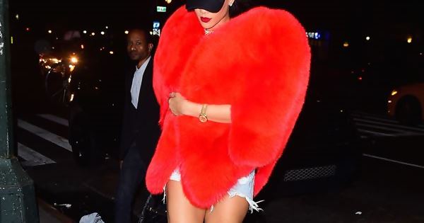 Rihanna ra phố với áo trái tim