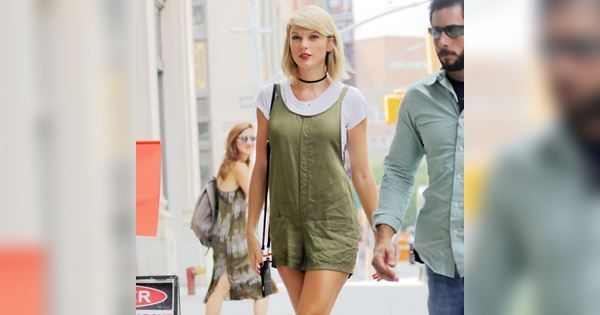 Taylor Swift khoe chân dài nuột nà