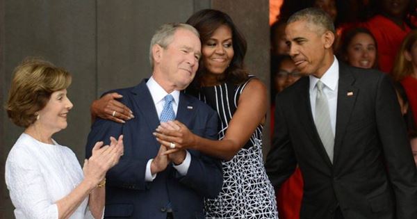 ảnh chế Michelle Obama ôm George W. Bush