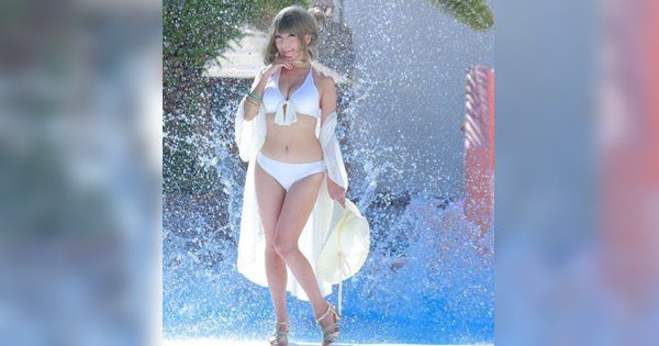 hậu trường hài hước của bức ảnh chụp người mẫu bikini tạo dáng bên bể bơi