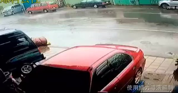 tai nạn trên đường khi đang bão